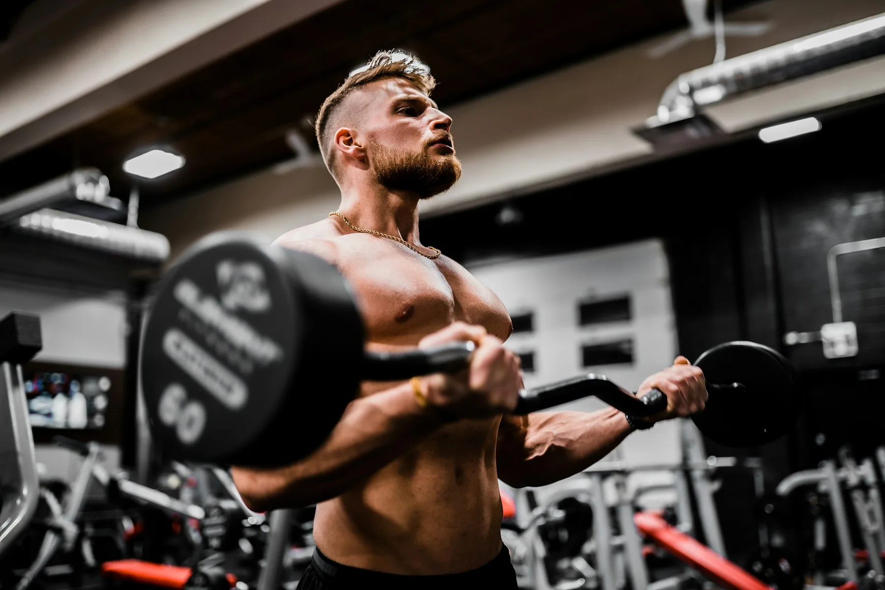 Trainer demonstrând un exercițiu